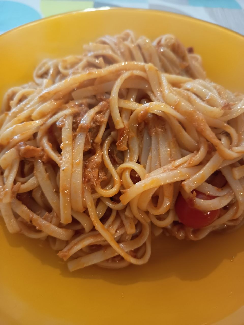 Linguine con tonno cipolla pomodorini e pesto di pomodori secchi