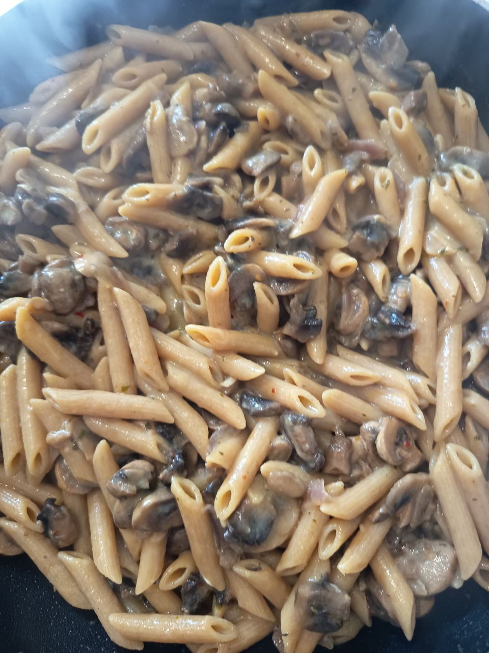 Pennette integrali con funghi e salsa di ciliegino giallo