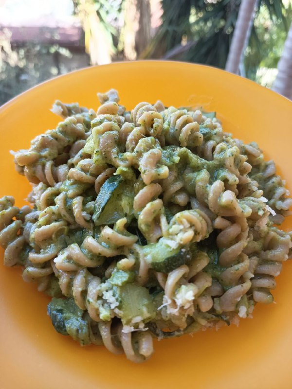 Fusilli integrali con zucchine asparagi e broccoli