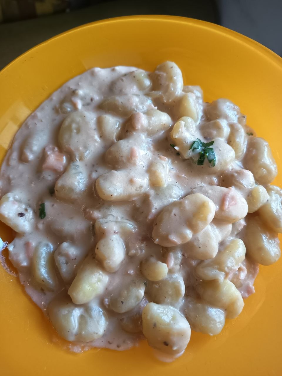 Gnocchi con salmone e salsa alle noci