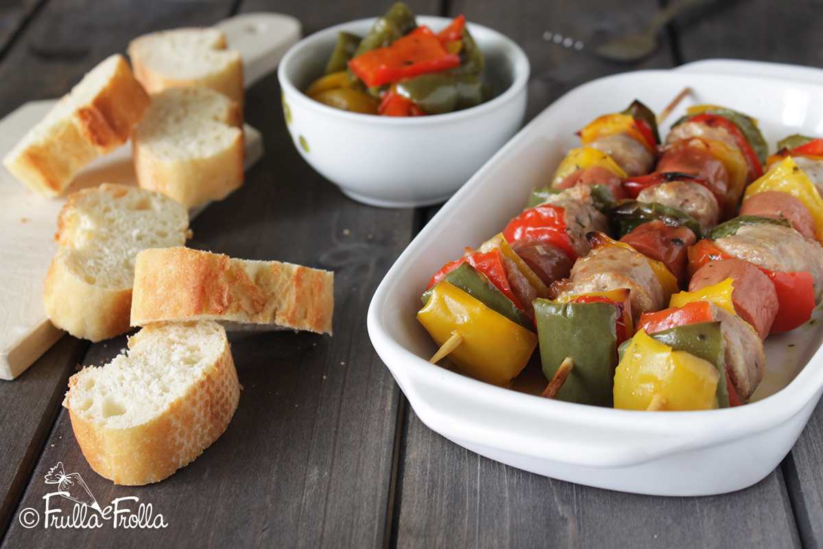Ricetta Siciliana – Spiedini tricolore salsiccia, peperoni, wurstel e contorno di peperoni