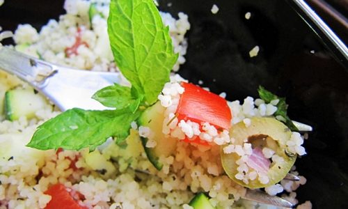 Insalata vegana di cous cous pronta in 10 minuti