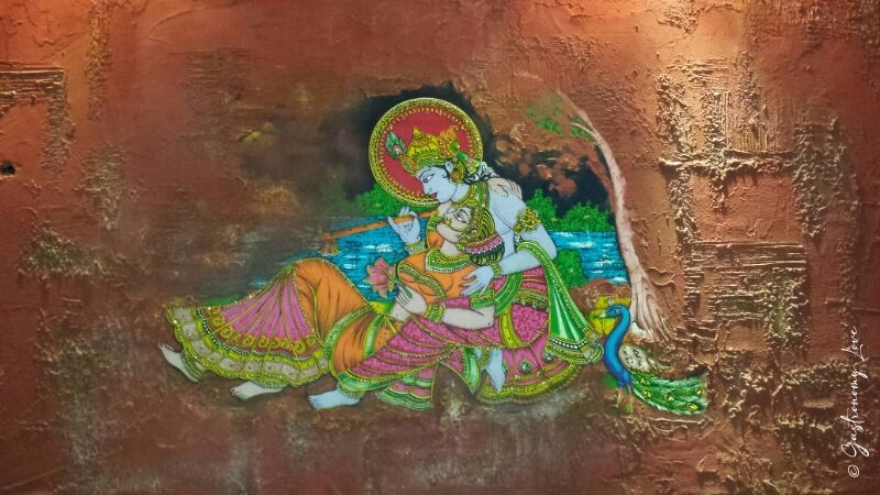 Dipinto murale di Radha e Krishna in un ristorante indiano - Gastronomy Love