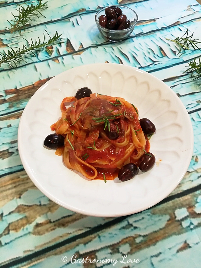 Pasta con olive, funghi e rosmarino