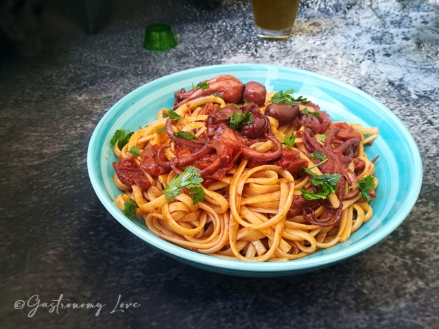 Pasta con moscardini e pomodoro
