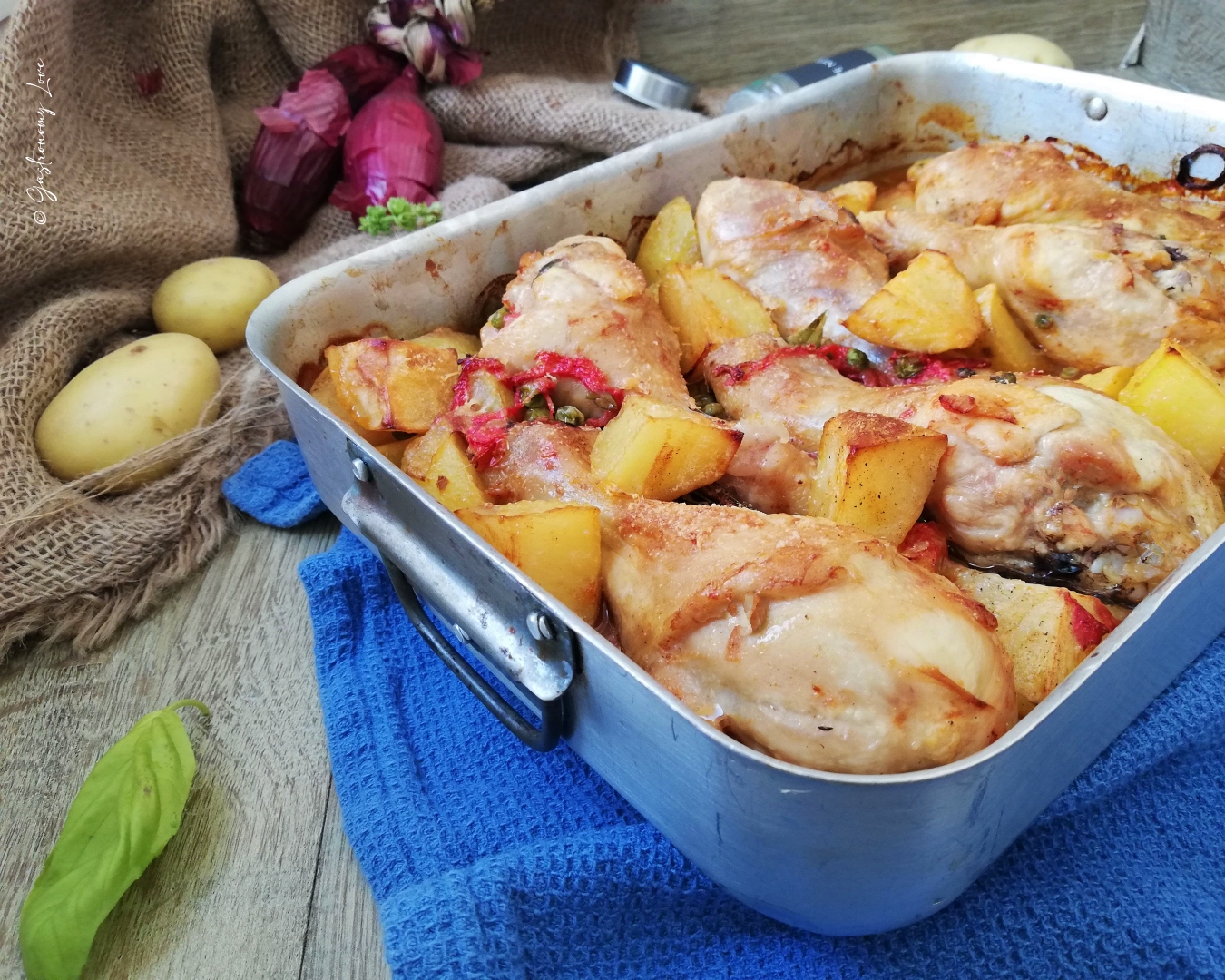 Ruoto di pollo al forno con patate e piselli alla napoletana