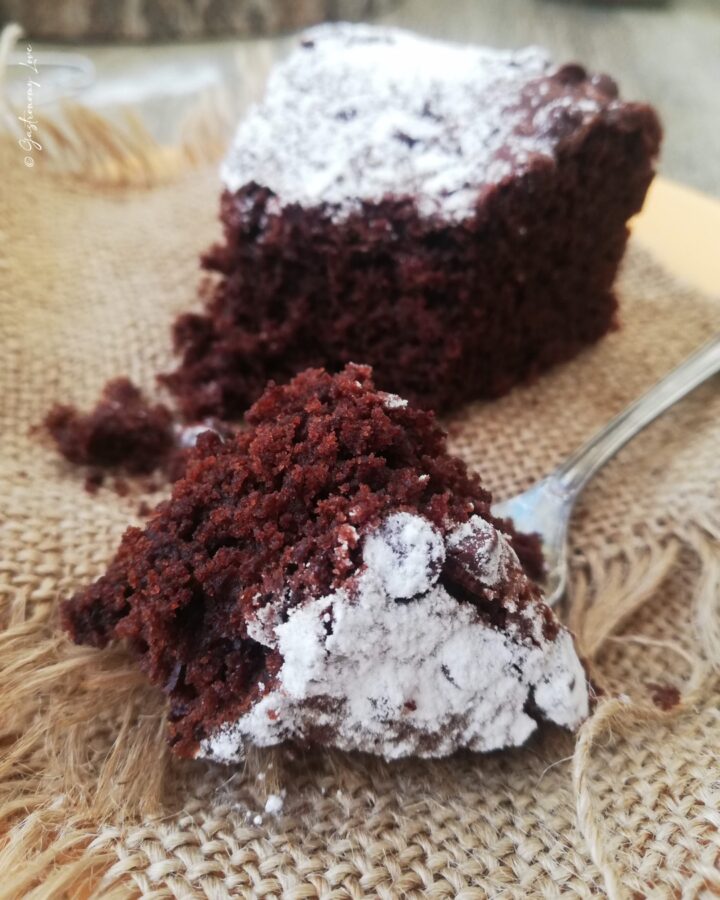 Torta vegana al cacao facile veloce morbida e umida
