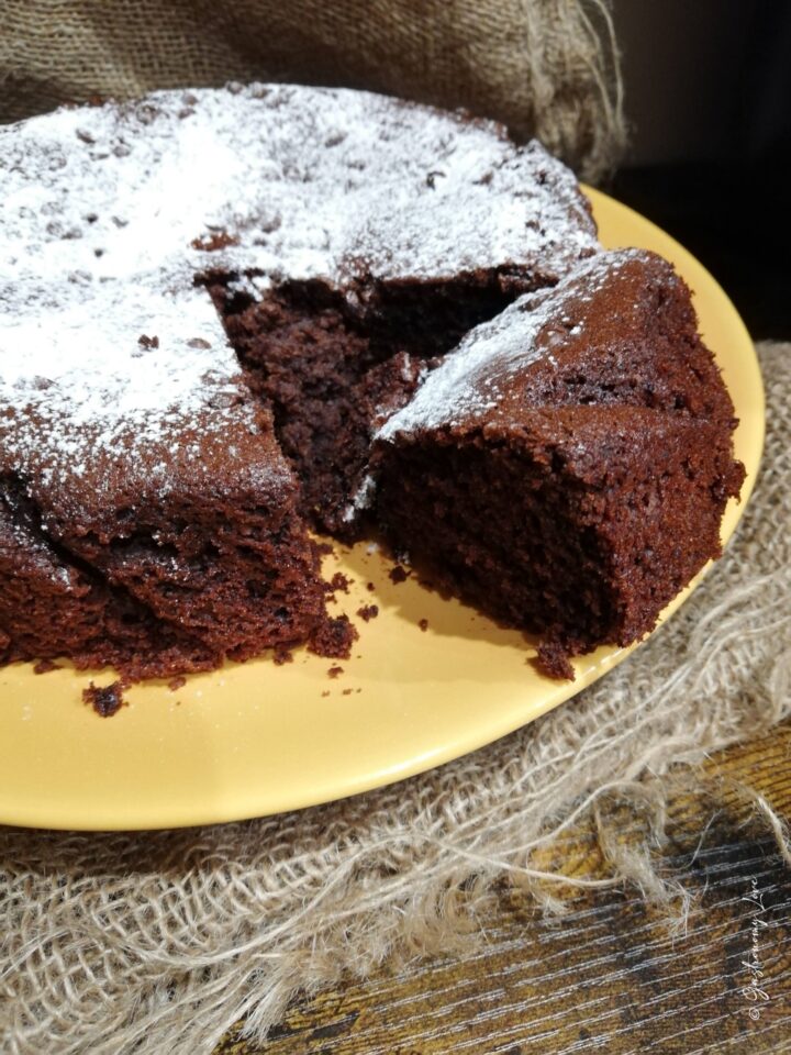 Torta vegana al cacao facile veloce morbida e umida