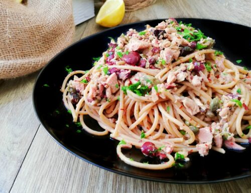 Pasta al tonno, olive e capperi
