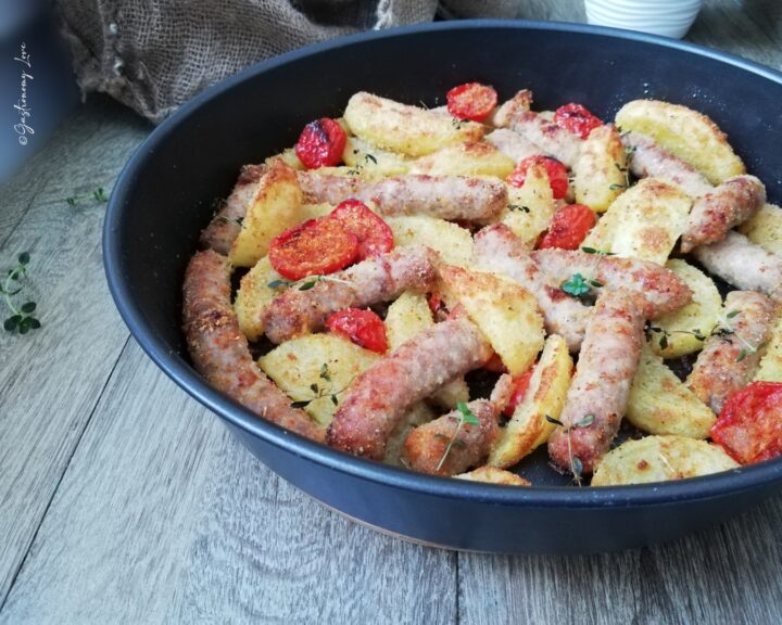 Salsicce e patate sabbiose cotte in forno