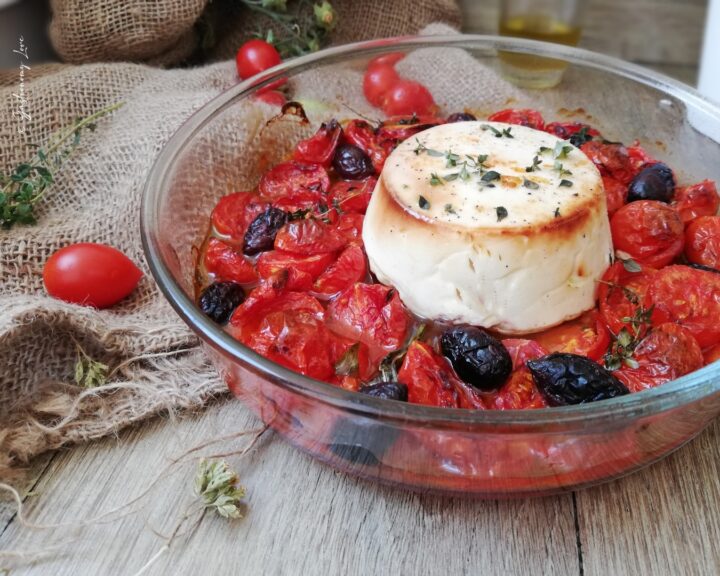 Ricotta e pomodorini al forno con olive e profumi mediterranei