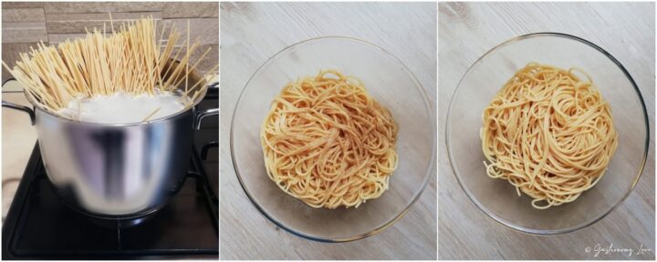Collage fotografico che mostra tre passaggi: spaghetti che cuociono in una pentola d'acciaio, spaghetti scolati in una ciotola di vetro spolverati di pepe nero e, infine, gli spaghetti mescolati pronti per il condimento.