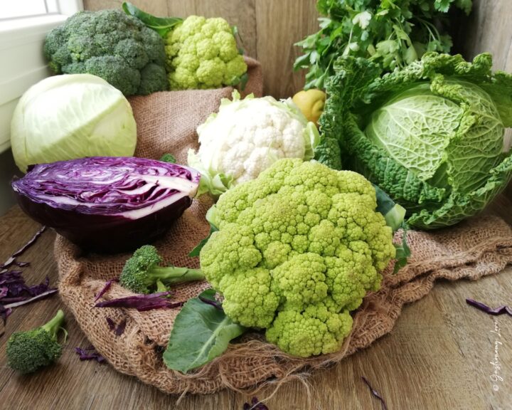 cavoli di diverse varietà con in primo piano il cavolfiore verde siciliano. Nel retro si scorgono cavolo viola, cavolo cappuccio, cavolo verza, cavolfiore, broccolo