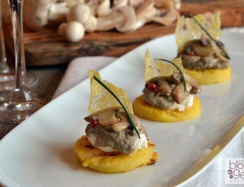 Tartina di polenta con champignon