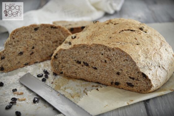 Pane integrale con uvetta e nocciole