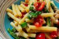 Pasta fredda con asparagi croccanti, tonno e pomodorini
