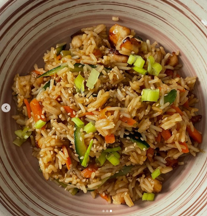 Riso saltato con pollo e verdure