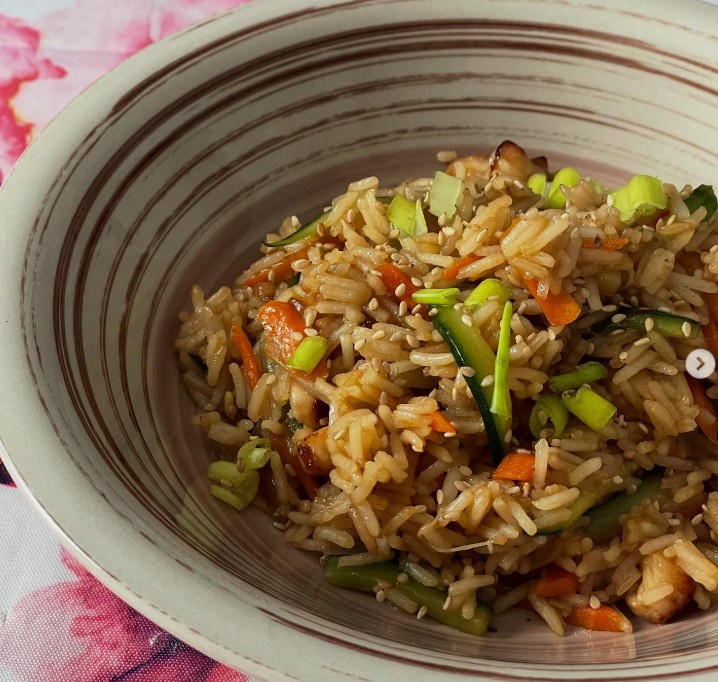 Riso saltato con pollo e verdure