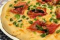 Pizza primaverile con asparagi e speck