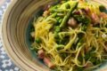 Tagliolini con asparagi, piselli e pancetta affumicata