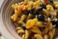 Fusilloni con melanzane, pomodorini e olive nere
