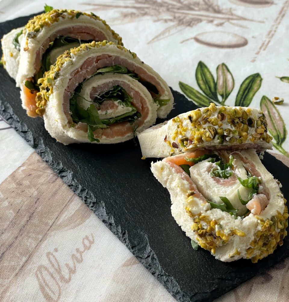 Girelle di pancarrè con salmone affumicato, rucola e formaggio spalmabile