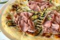 Pizza con zucchine, prosciutto cotto e provola