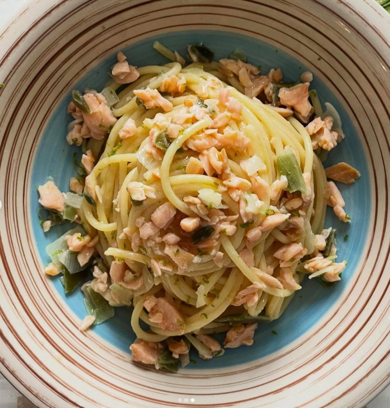 Spaghetti con salmone affumicato e porri al profumo di lime