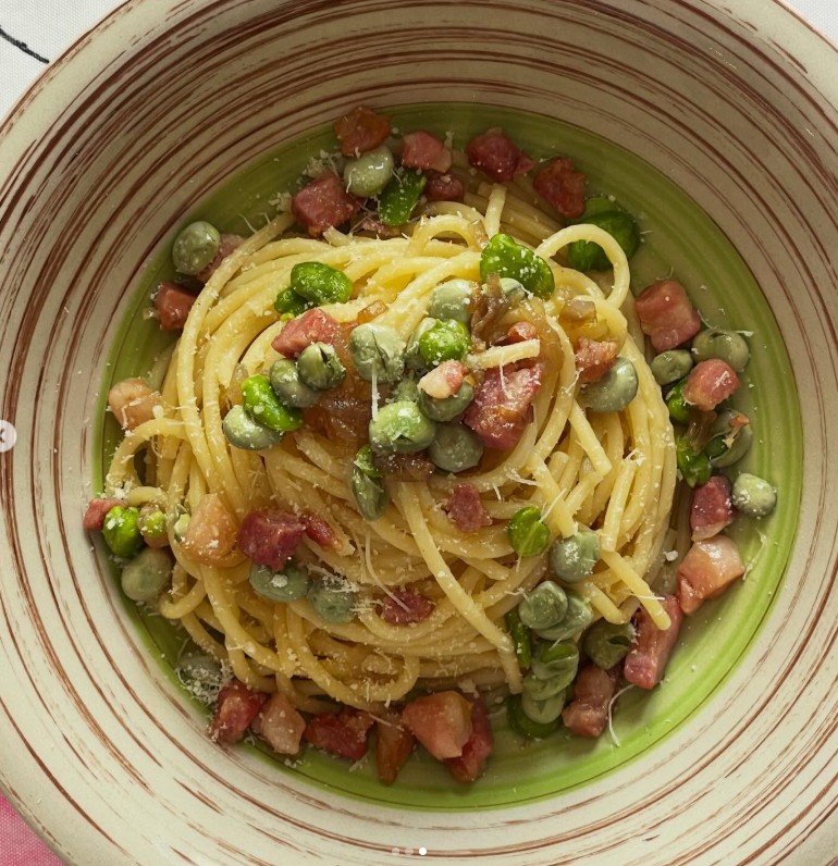 Spaghetti con fave e pancetta affumicata