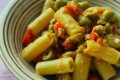Rigatoni con tonno, pomodorini e olive