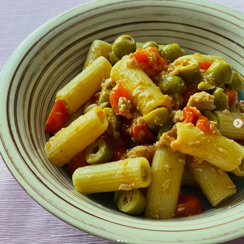 Rigatoni con tonno, pomodorini e olive