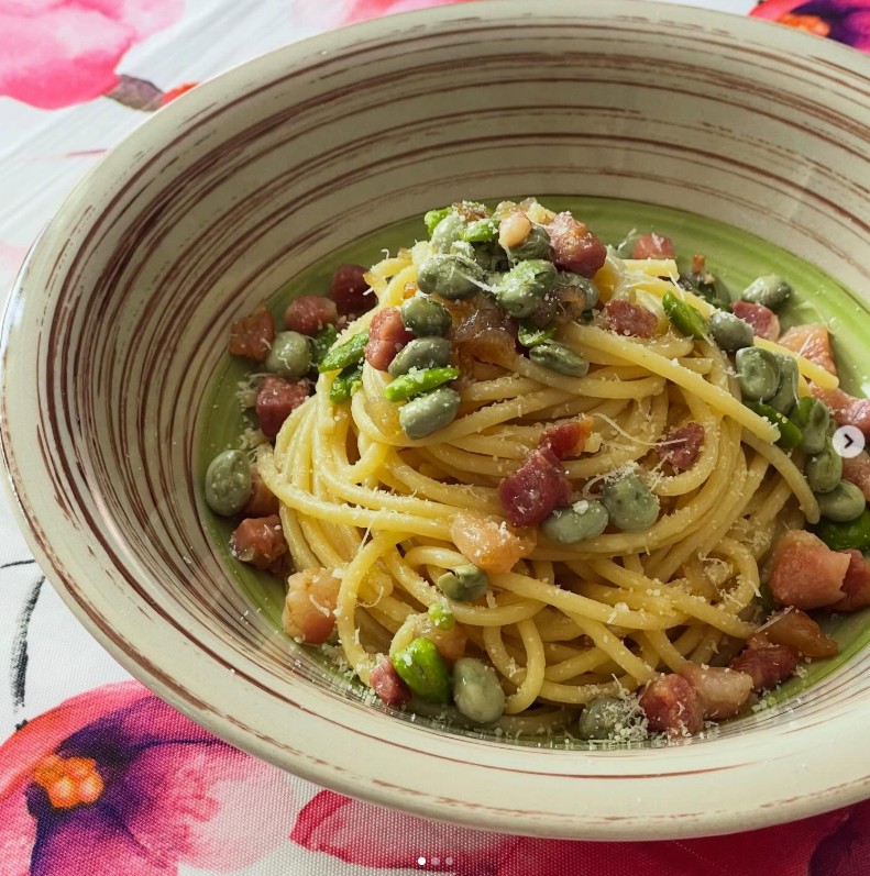 Spaghetti con fave e pancetta affumicata