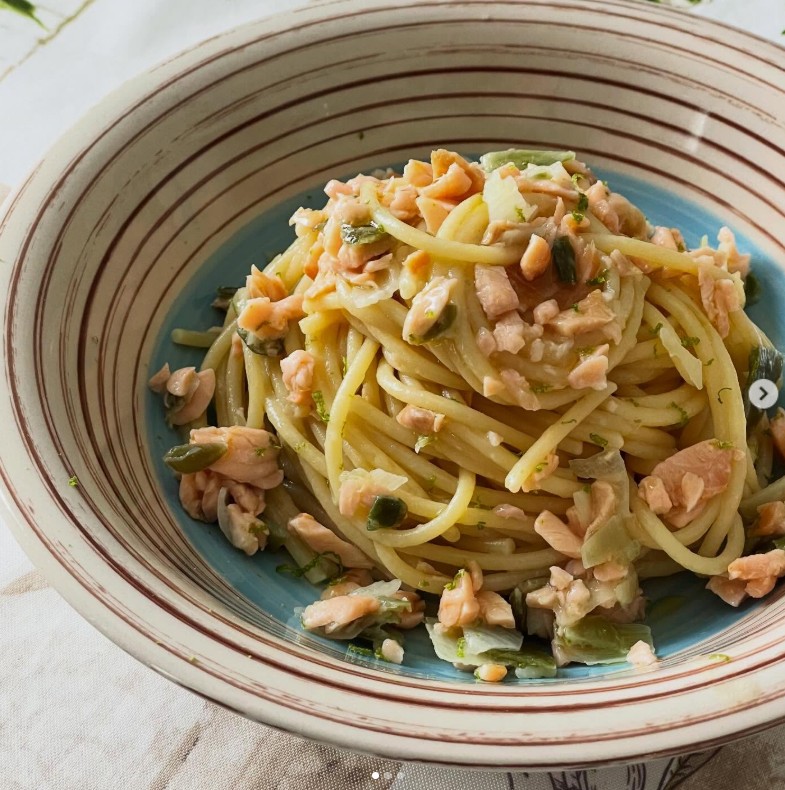 Spaghetti con salmone affumicato e porro al profumo di lime