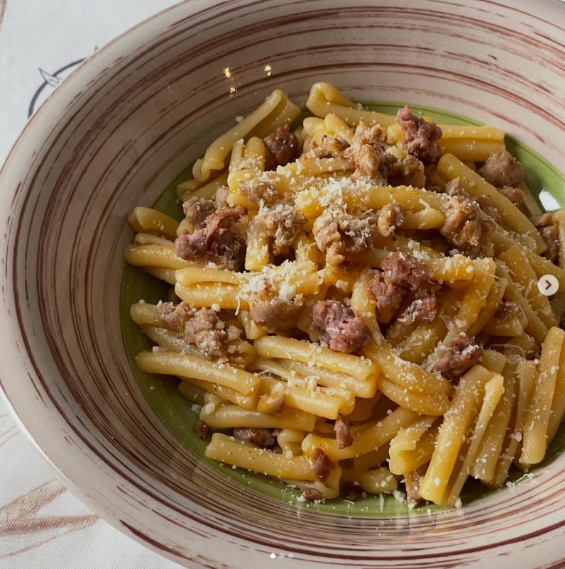 Caserecce con crema di peperone giallo e salsiccia