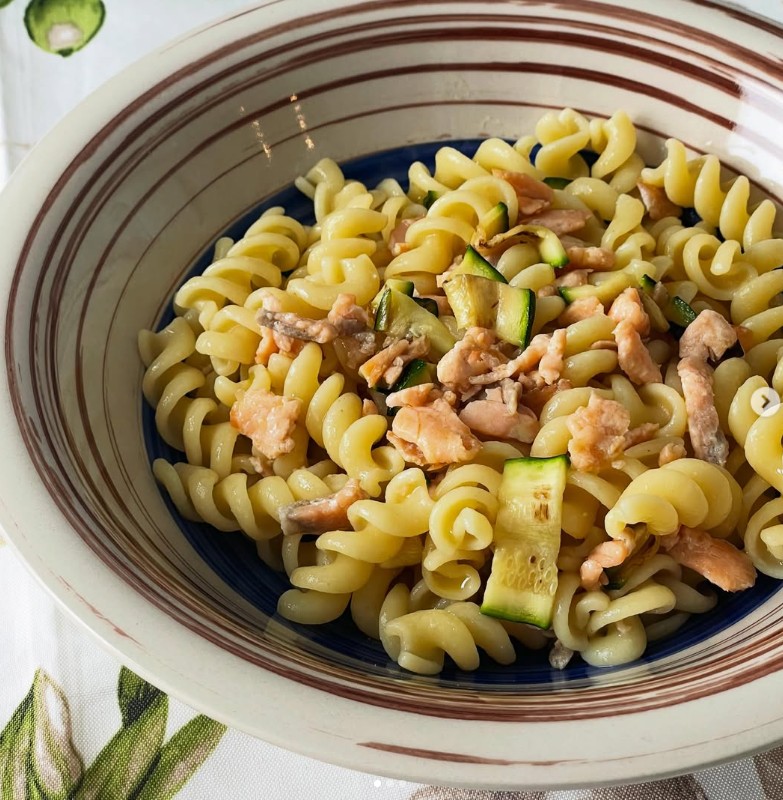 Fusilli con salmone affumicato e zucchine grigliate