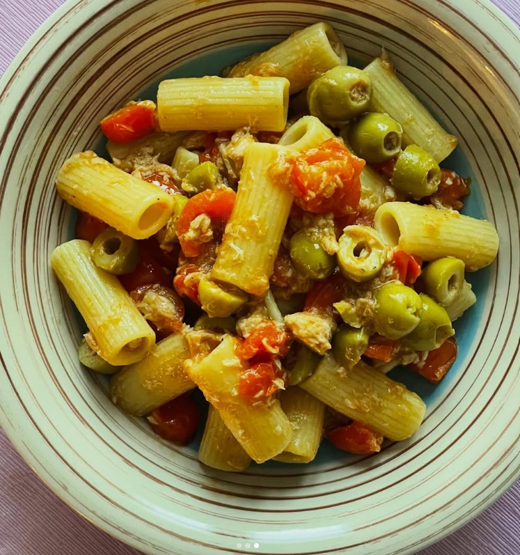 Rigatoni con tonno, pomodorini e olive