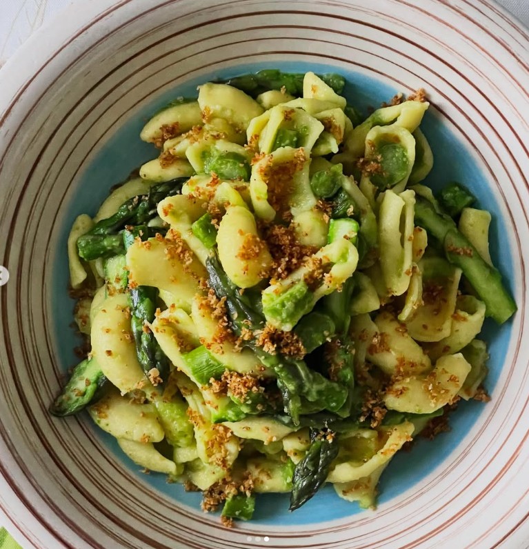 Pasta con pangrattato e pangrattato al peperoncino