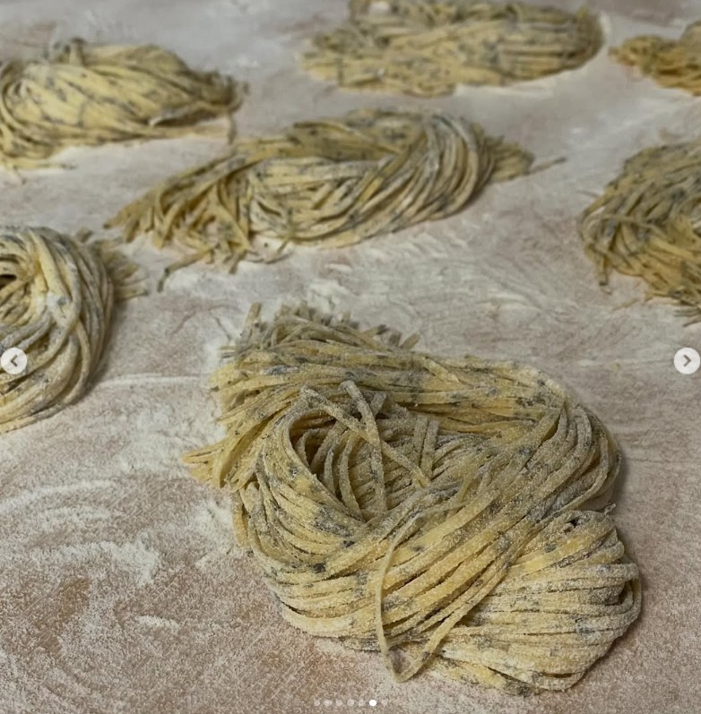 Spaghettini di pasta fresca aromatizzata al prezzemolo.