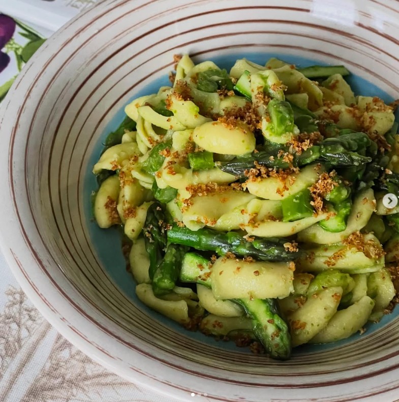 Pasta con asparagi e pangrattato al peperoncino