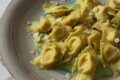 Ravioli di ricotta e prosciutto cotto con crema di zucchine