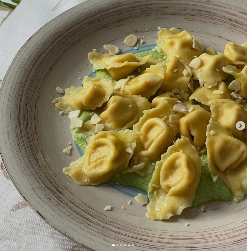 Ravioli di ricotta e prosciutto cotto con crema di zucchine