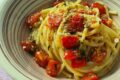 Spaghettoni con pomodorini, acciughe e taralli sbriciolati