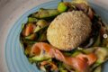 Uovo barzotto fritto con zucchine grigliate e salmone