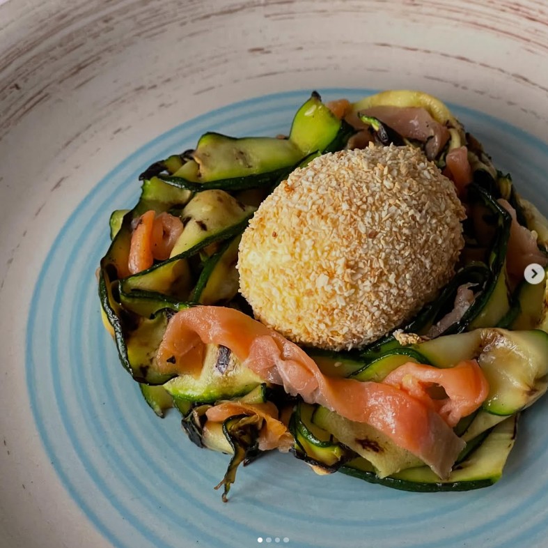 Uovo barzotto fritto con zucchine grigliate e salmone