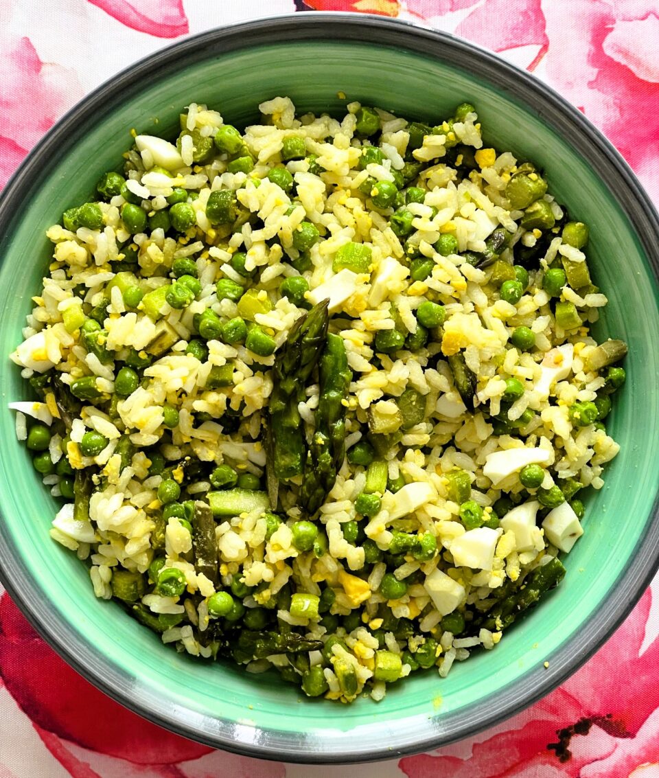 Insalata di riso con asparagi, piselli e uova