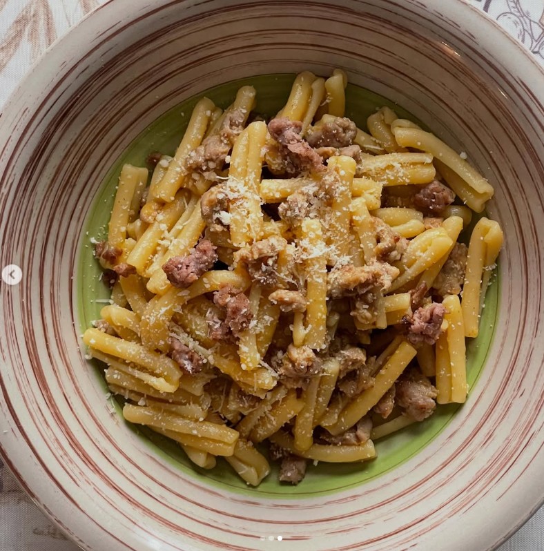 Caserecce con crema di peperone giallo e salsiccia
