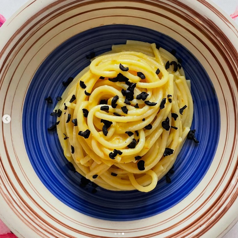 Spaghettoni con crema di datterini gialli e olive nere