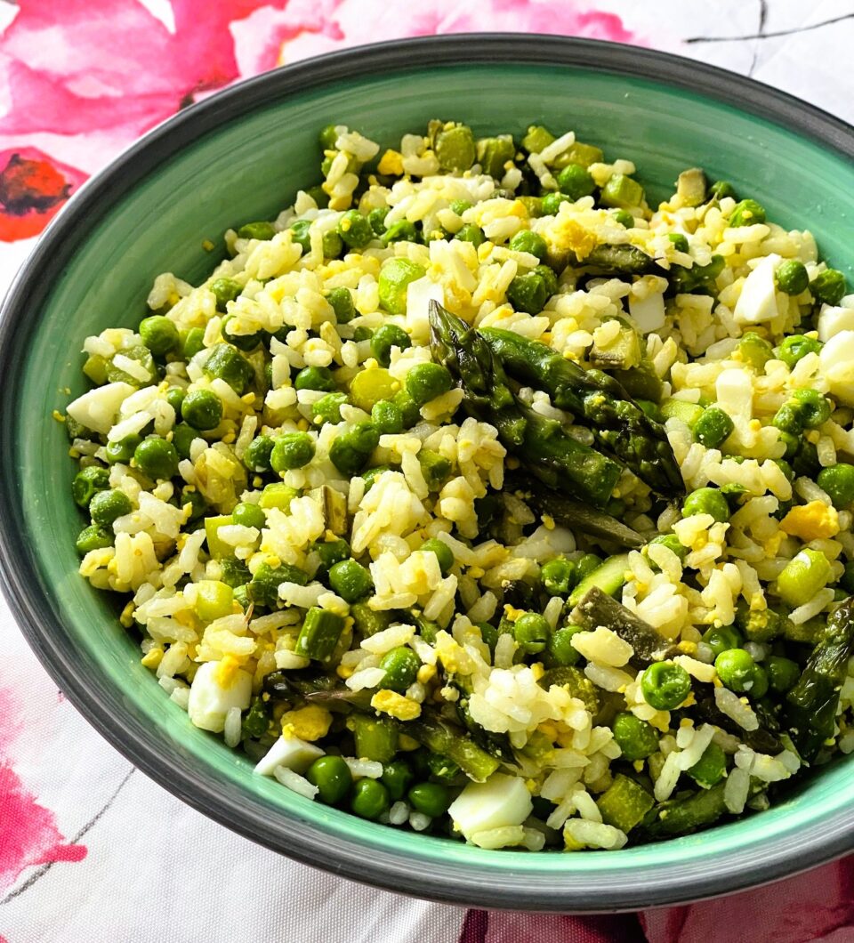 Insalata di riso con asparagi, piselli e uova
