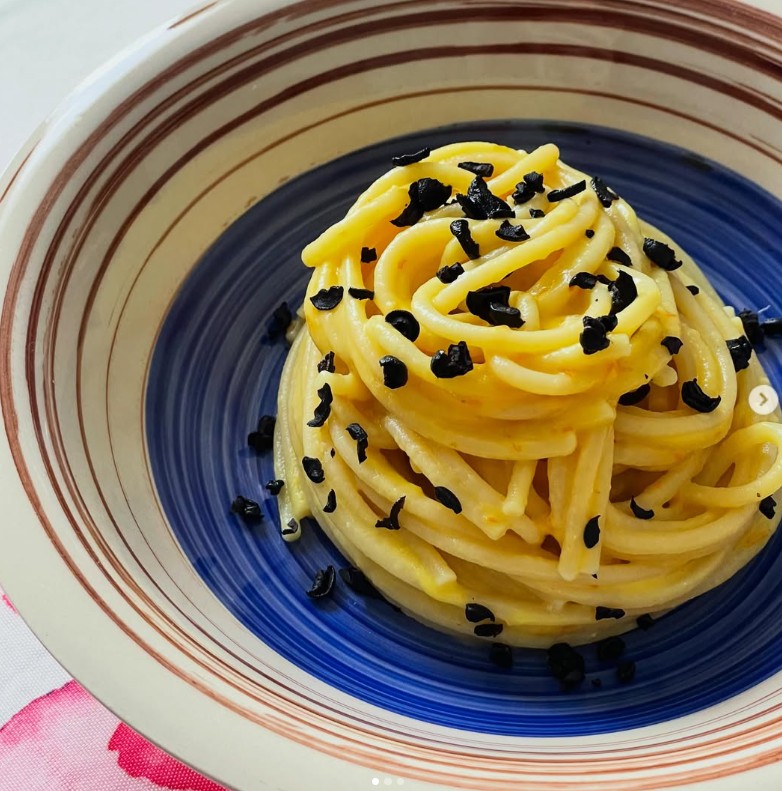 Spaghettoni con crema di datterini gialli e olive nere