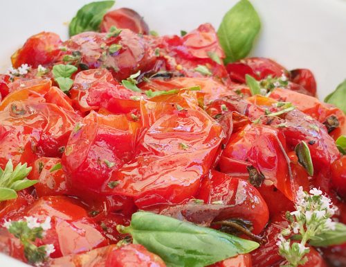 Pomodori datterino al forno leggermente caramellati profumati con basilico ed erbe aromatiche